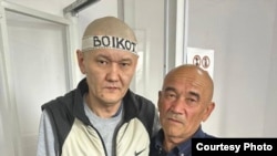 Новинарот Думан Мухамедкарим и неговиот татко.