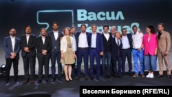 Васил Терзиев и Борис Бонев (в средата) заедно издигнатите от ПП-ДБ и "Спаси София" кандидати за районни кметове в София.