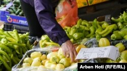 Në Prishtinë, ekipi i REL-it vërejti çmime të ndryshme të produkteve të njëjta në disa raste - më të larta në dyqane, më të lira në treg.