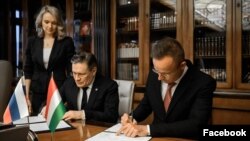 პეტერ სიიარტო (მარჯვნივ) და ალექსეი ლიხაჩოვი. მოსკოვი, 11 აპრილი, 2023.