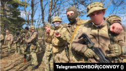 Въоръжени бойци на "Конвой" позират за снимка.