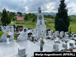 Grobovi djece stradale u granatiranju dječijeg igrališta u Vitezu.