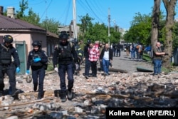 Eksplozija ruske klizne bombe u Harkivu izbila je prozore u blokovima kuća i zasula ulicu ruševinama.