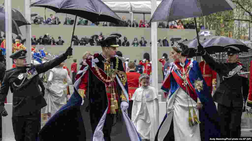 Princ i princeza od Velsa dolaze na krunisanje kralja Čarlsa Trećeg