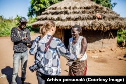 Natalia Jidovanu, în discuție cu localnici într-o zonă din Africa de Est.