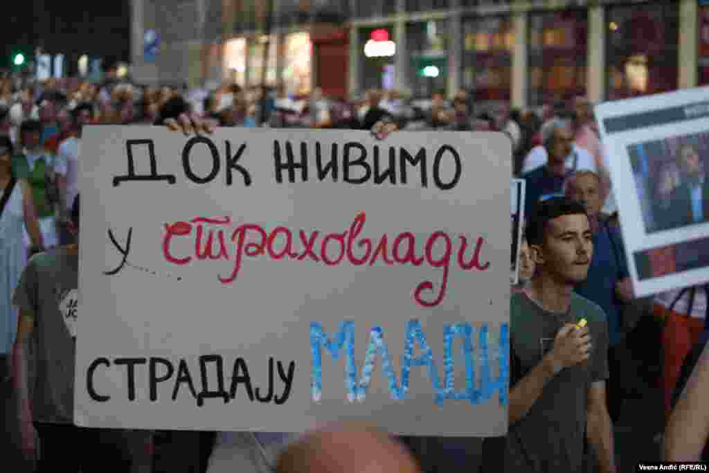 Učesnicima su se obratili prosvetni radnici, profesori i studenti koji su poručili da vlast posle masovnog ubistva u osnovnoj školi Vladislav Ribnikar 3. maja u Beogradu nije uradila dovoljno. &nbsp;