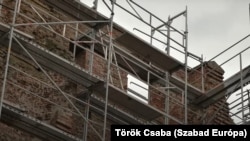 2021 elejétől csaknem száz ember dolgozott azon, hogy uniós milliárdokból gatyába rázza és rekonstruálja a komplett várat