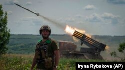 Пукање кон руските позиции во близина на Бахмут на линијата на фронтот во регионот Доњецк, Украина, на 21 јуни.