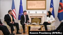 Косовската претседателка Вјоса Османи со претставниците на ЕУ и САД Мирослав Лајчак и Габриел Ескобар