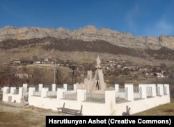 Második világháborús emlékmű Daşaltı/Karintak településen egy 2015 januárjában készült felvételen