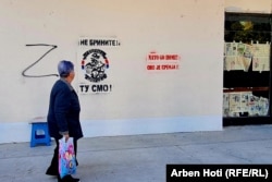 Mbishkrime të "Brigadës së Veriut" në Mitrovicë të Veriut, ku thuhet: "Mos u shqetësoni, jemi këtu" dhe "NATO shko në shtëpi, kjo është Serbi".