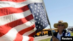 Превртено знаме за време на штрајкот на синдикатот на автомобилската индустрија во 2009 година.