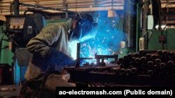 Muncitor al uzinei „Electromaș” din Tiraspol. Întreprinderea produce motoare electrice, cabluri, conductoare ș.a.