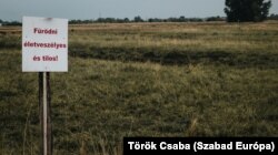 Tábla figyelmeztet, hogy senki ne próbáljon meg fürdeni ott, ahol sosem volt víz