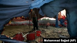 Пакистански полицаец чува стража на местото на нападот во областа Баџур во Пакистан, 31 јули 2023 година