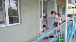 „Când am cerut-o în căsătorie, i-am spus că vreau cinci copii”. Povestea unei familii cu doi copii biologici și trei adoptați