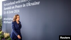 Potpredsednica SAD Kamala Harris stiže u odmaralište Buergenstock tokom samita o miru u Ukrajini, u Stansstadu blizu Lucerna, Švicarska, 15. juna 2024.