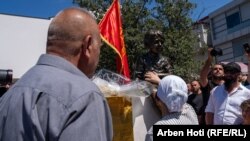 Nëna e Leotrim Ahmetit, Shukria, duke prekur shtatoren e djalit të saj.