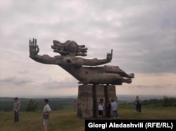 მშვიდობის ქანდაკება სოფელ ნუკრიანში