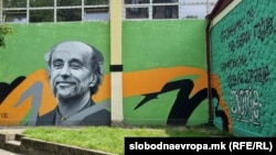 Mural posvećen dramaturgu piscu Goranu Stefanovskom, na fasadi osnovne škole "Kole Nedelkovski" u Debar Maalu, Skoplje, autora Blaže Atanaskova-Nejmlesa, maj 2024.