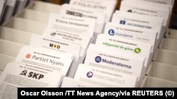 Partijski leci su prikazani tokom izbora za Evropski parlament na biračkom mestu u sportskoj dvorani Skuru u Nacku, Stokholm, 9. juna 2024.