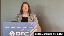 Ambasadorka SAD Džudi Rajzing Rajnke.