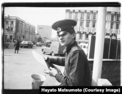 Военнослужащий в советской Перми, сфотографированный Мацумото в 1985 году