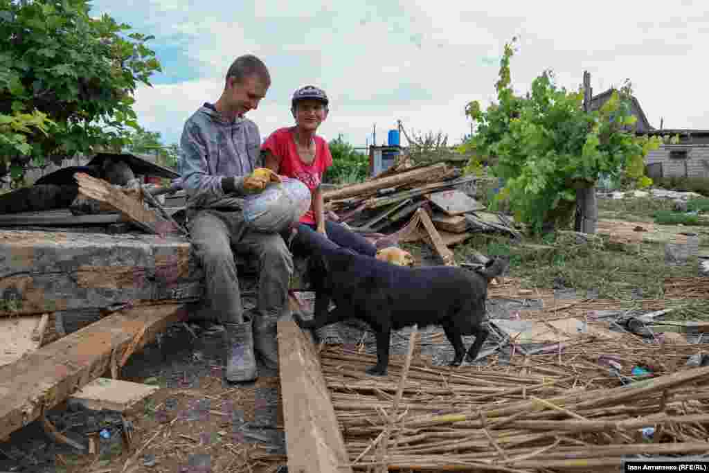 Evhen și mama lui, Aliona, pe locul unde a fost odinioară casa lor. După ce aceasta a fost distrusă de inundații, ei locuiesc acum la o rudă din sat.