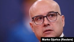 Spremni smo odmah da pozovemo Amerikance i Ruse da istraže navode o zvučnom topu, rekao je premijer Srbije u ostavci Miloš Vućević 