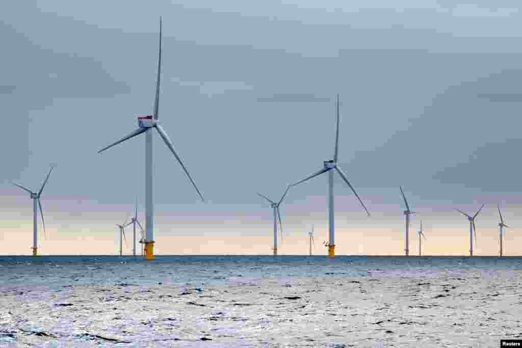 A világ első, állami támogatás nélkül épült szélerőműparkja, a százharminckilenc szélturbinával rendelkező Hollandse Kust Zuid a tengeren, a hollandiai IJmuiden közelében 2023. szeptember 25-én.&nbsp;A szélerőműpark tizennyolc kilométerre a partoktól, a Hága és Zandvoort közötti területen fekszik.&nbsp;2021 júniusában kezdték építeni, és várhatóan 2023 végére lesz teljesen működőképes