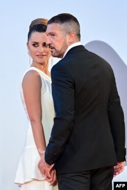 Пенелопе Крус и другата голяма испанска филмова звезда - Антонио Бандерас, с когото са близки приятели, пристигат за прожекцията на филма "Официален конкурс" на 78-ия филмов фестивал във Венеция през 2021 г.