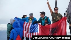 Jonuz Cana pas ngjitjes në majën e Gurit të Kuq.