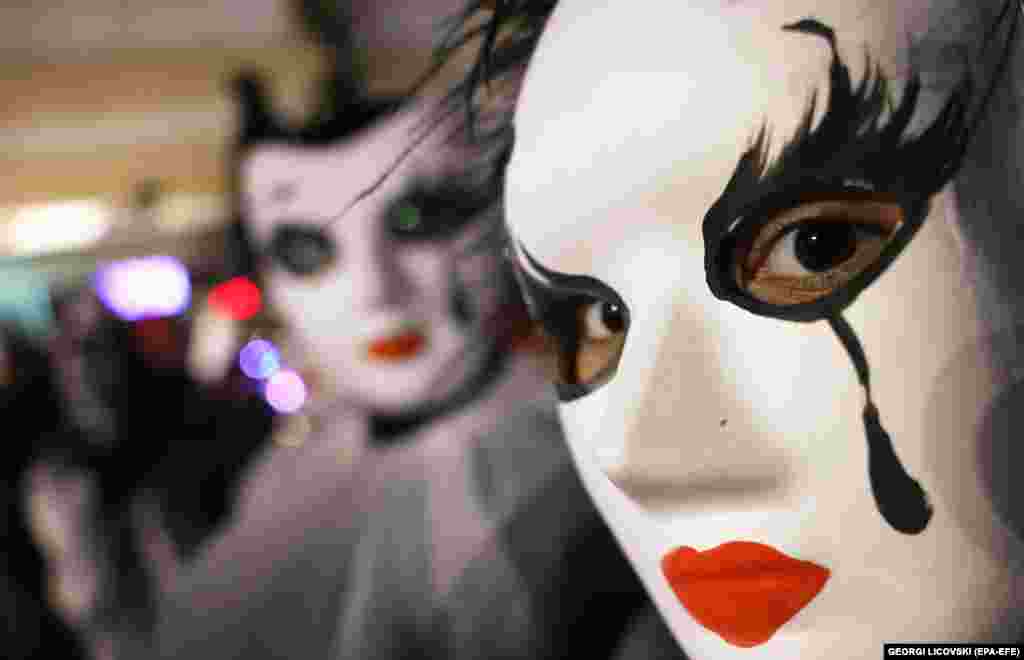 Maskirani izvođači učestvovali su 16. marta na karnevalu u Strumici na jugoistoku Sjeverne Makedonije. Događaj se poklapa sa Trimerijem, pravoslavnim hrišćanskim praznikom na kome učesnici rastjeraju zle duhove plesnim ritualima.