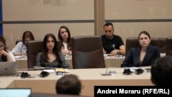 Tineri participanți la discuțiile publice din Parlament.