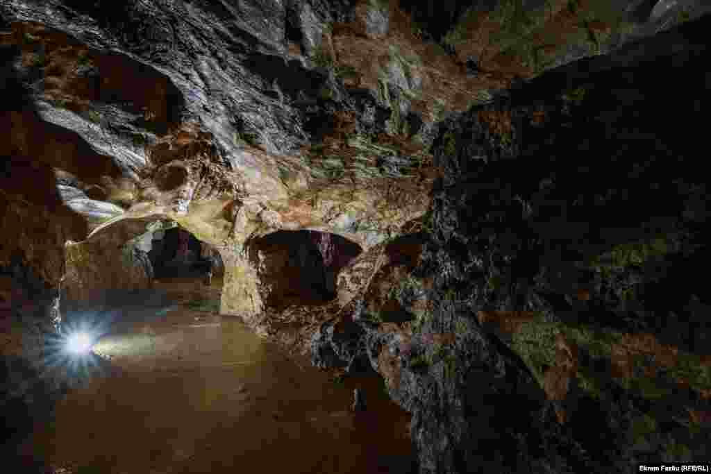 Temperatura u pećini tokom leta iznosi 13 stepeni, a zimi oko 11 stepeni.