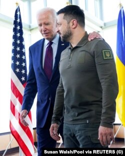 Претседателот на Украина Володимир Зеленски и американскиот претседател Џо Бајден на Самитот на Г7 во Хирошима, Јапонија, 21 мај 2023 година