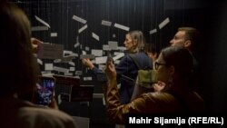 Izložba podrazumijeva da posjetitelji prođu kroz prijetnje, uvrede i govor mržnje s kojima se suočava LGBTIQ+ zajednica; 13. juni 2024.