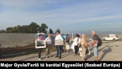 A beruházás ellen tiltakozó aktivisták várták az UNESCO-misszió helyszíni látogatását