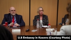Zëvendësndihmëssekretarja e Shtetit në Byronë e Demokracisë, të Drejtave të Njeriut dhe Punës, Nicole Chulick, dhe ambasadori i SHBA-së në Kosovë, Jeffrey Hovenier, gjatë një takimi me gazetarët më 21 maj 2024, në Ambasadën amerikane në Kosovë.
