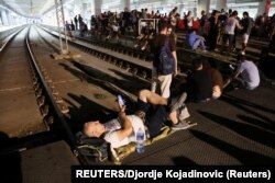 Oamenii blochează Gara Centrală din Belgrad, Serbia, 10 august 2024.