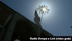 Munara džamije u selu na Kosovu. Ilustrativna fotografija iz arhive.
