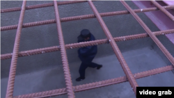  După ce-a fost turnat de două concetățence, Mihail Simonov, care aude și vorbește foarte greu, a fost condamnat pentru că a scris pe rețelele de socializare că armata rusă omoară copii și femei din Ucraina și că piloții ruși au bombardat copiii ascunși în Teatrul Mariupol. 