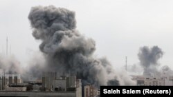 ისრაელის სამაშველო სამსახური "ZAKA"ამბობს, რომ ბეერის პატარა ფერმაში 100-ზე მეტი ცხედარი იპოვეს.