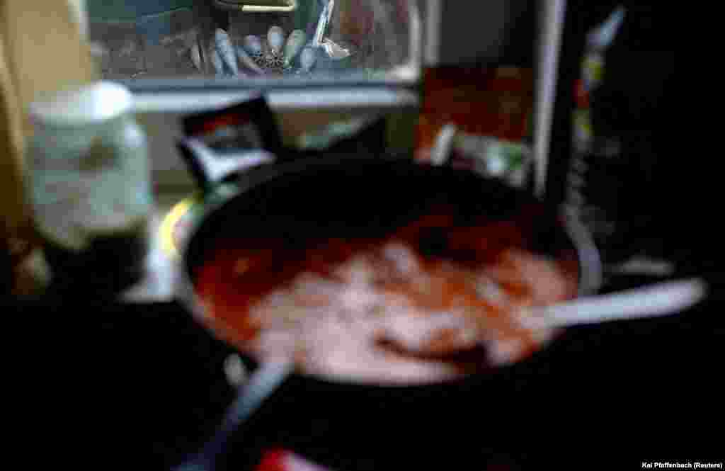 Neiskorištene minobacačke granate vide se u blizini mjesta za kuhanje.