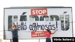 Kormányzati választási plakátok a Mexikói úton. A képen Rózsa András momentumos polgármesterjelölt és csapata átragasztja a plakátokat 2024. június 5-én