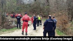Policija u Srbiji pretražuje teren kako bi pronašla telo devojčice Danke Ilić koja je nestala u martu, Bor, Srbija, april 2024. 