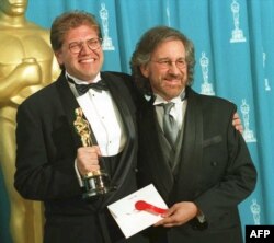 Робърт Земекис (вляво) позира със Стивън Спилбърг и Оскара си за най-добър режисьор за "Форест Гъмп", спечелил общо шест статуетки, Лос Аднжелис, 27 март 1995 г.