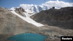 Snijeg iz prošle zimske sezone prekriven ćebadima na padini pored gornje stanice žičare na skijalištu Diavolezza u blizini alpskog odmarališta Pontresina, Švicarska, 21. jula 2022. 