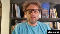 Режисьорът Теодор Ушев. Стоп кадър от видеото, предадено на Московския международен фестивал, в което Ушев отказва да приеме наградата. 27 април 2023 г.