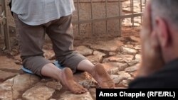 Egy zarándok, aki mezítláb gyalogolt fel a Jelenések hegyére, a Mária-szobor előtt imádkozik